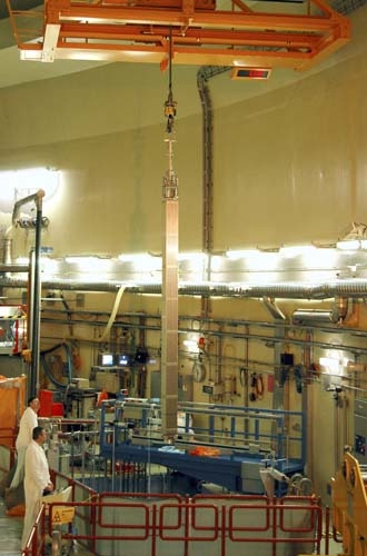La visite très complète de la centrale nucléaire de Gösgen a permis aux représentants des médias d'avoir un aperçu détaillé de l'exploitation d'une centrale nucléaire et de la manière dont est géré le combustible nucléaire: l'image montre le transfert d'un assemblage combustible neuf de l'enceinte de stockage au sec vers le bassin de chargement.
