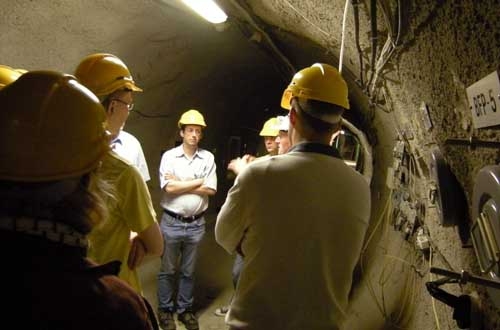 En route vers le laboratoire souterrain du Mont Terri dans le canton du Jura: au cours d'une visite des galeries, les journalistes ont eu amplement le temps de se renseigner sur les essais et les expériences qui y sont faits. Outre la Nagra, douze autre organisations étrangères participent au laboratoire du Mont Terri en tant que partenaires et représentent l'Allemagne, la Belgique, le Canada, l'Espagne, la France, le Japon et les USA