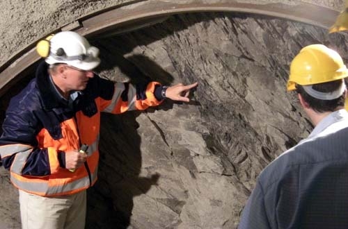 Paul Bossart vom Bundesamt für Landestopografie (swisstopo), Direktor des Mont-Terri-Projekts, erläutert die vorteilhaften Eigenschaften von Opalinuston für die geologische Tiefenlagerung. Der Ton nimmt Wasser auf, quillt und verschliesst so Störungen und Risse automatisch (Selbstabdichtungsvermögen). Bei Probebohrungen in der Schweiz wurden in den Schichten aus Opalinuston Poren mit Meereswasser gefunden, das aus einer Zeit vor über 180 Mio.