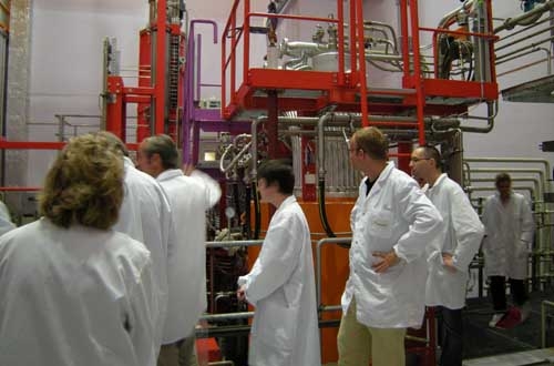 Le four à plasma de Zwilag, installation unique dans le monde, a lui aussi beaucoup intéressé les journalistes. Les résidus faiblement radioactifs y sont désintégrés, fondus et mélangés à du verre au moyen d'un procédé thermique à très haute température. Les matières ainsi produites présentent une haute résistance chimique et sont difficilement lixiviables – des aptitudes optimales pour un stockage final ultérieur en couches géologiques