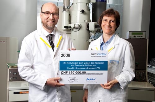 Sousan Abolhassani untersucht mit ihrem Team die Korrosion von Brennstoffhüllrohren (links im Bild swissnuclear-Präsident Stephan Döhler). Für ihre Arbeiten hat die swissnuclear ihr den Förderpreis für das Forschungsprojekt des Jahres verliehen.
