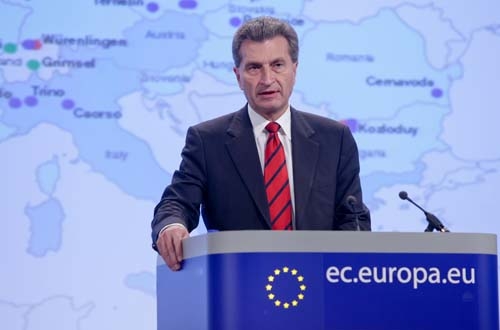 Günther Oettinger, commissaire européen pour l'Energie, a déclaré lors de la conférence de presse: «La sûreté concerne tous les citoyens et tous les pays de l'UE, qu'ils soient pour ou contre l'énergie nucléaire. Nous devons faire en sorte que les normes de l'Union en matière de sûreté soient les plus élevées de monde.»