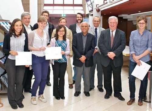 Les quatre lauréats, de gauche à droite: Adriana Marcucci (vainqueur pour la troisième année de doctorat), Rita Szijarto et Ting Zhu (vainqueurs ex aequo pour la première année) et Daniela Soltermann (vainqueur pour la deuxième année). Entre eux, les deux jurys: le professeur Rakesh Chawla et le directeur du NES Jean-Marc Cavedon. Au second rang, les autres membres du jury (de gauche à droite): Michael Schorer, Hal Turton, Sergey Churakov, Bojan
