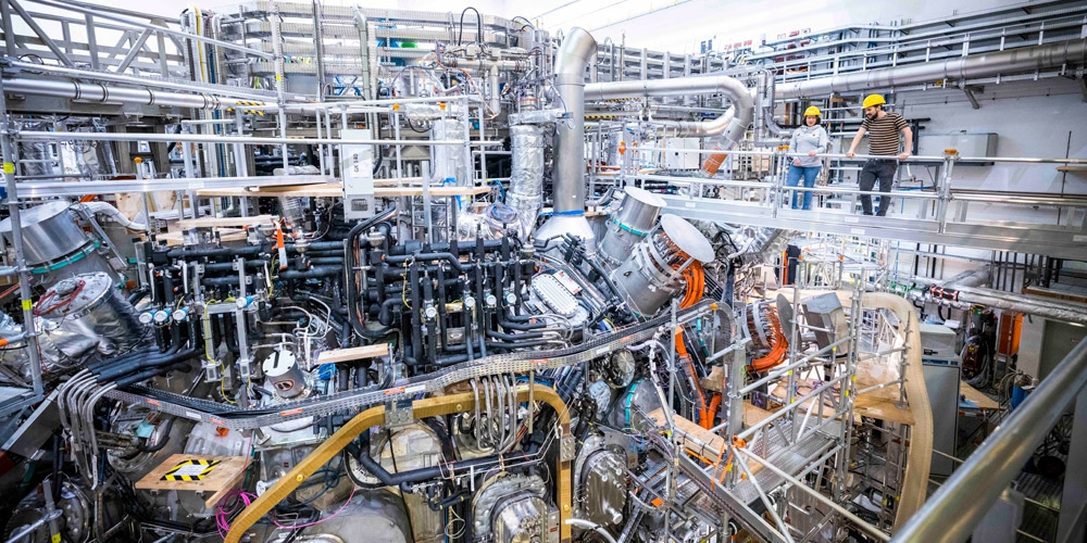 Experimenthalle mit Wendelstein 7-X