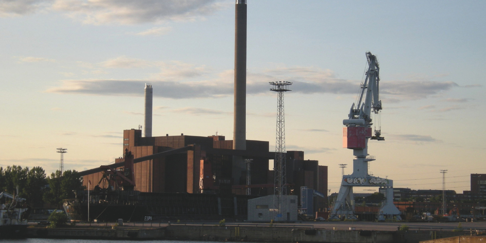 Das kohlegefeuerte Wärmekraftwerk Hanasaaren für die Fernwärmeversorgung von Helsinki ist vor Jahresfrist stillgelegt und zu einem grossen Teil durch ein mit Holz betriebenes Werk ersetzt worden. Auf lange Sicht dürfte jedoch die nukleare Option umweltschonender sein. 