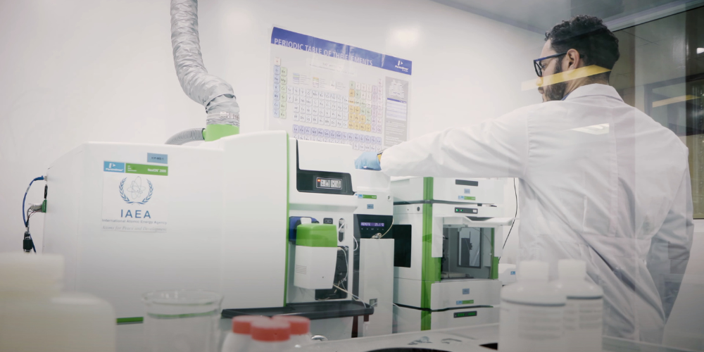 Mit Hilfe der Analysenmethode Isotopenverhältnis-Massenspektrometrie (IRMS) können im Labor je nach untersuchtem Isotop verschiedene Arten von Lebensmittelbetrug aufgedeckt werden.