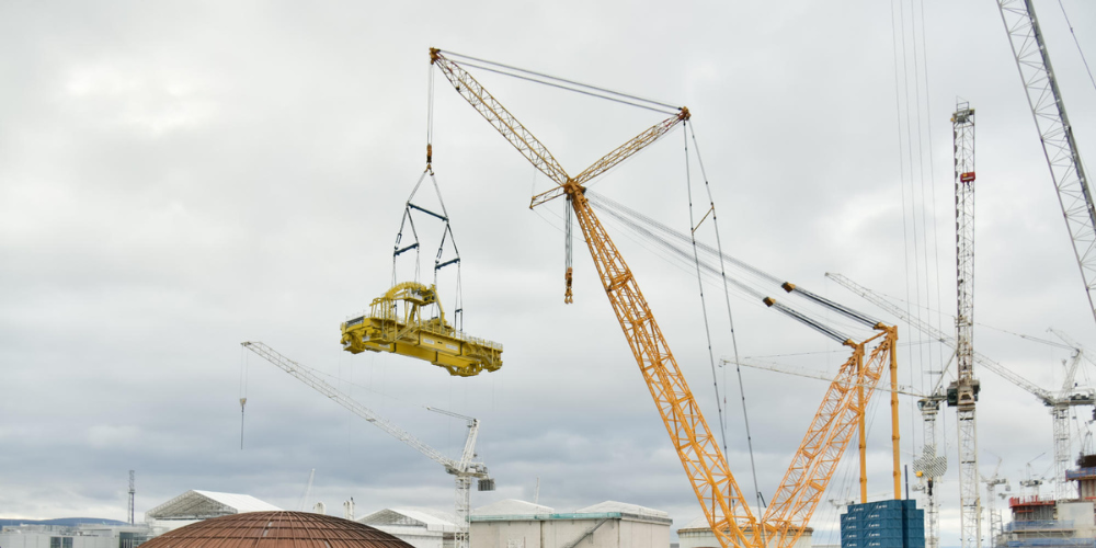 Installation de la grue polaire de la société suisse Apco à Hinkley-Point-C1.