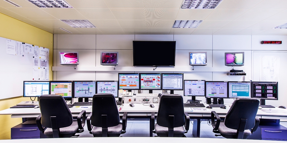 La salle de commande du four à plasma