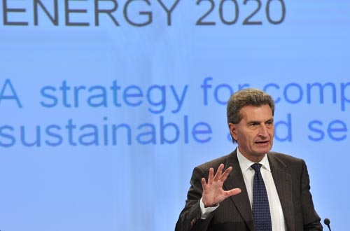 Günther Oettinger, commissaire de l'Energie de l'UE, à la conférence de presse relative au papier stratégique «Energie 2020»: «Dans les dix années à venir, le secteur de l'énergie nécessitera des investissements en infrastructure pour près de près de 1000 milliards d'euros.»