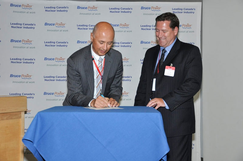 Mike Rencheck, Präsident und CEO der Bruce Power, und William Cooper, Präsident der Installed Base Business Unit der Areva NP in Kanada, unterzeichnen die Absichtserklärung. Damit wird die seit Dezember 2014 bestehende Partnerschaft auf dem Gebiet der Radioisotopenproduktion fortgeführt.