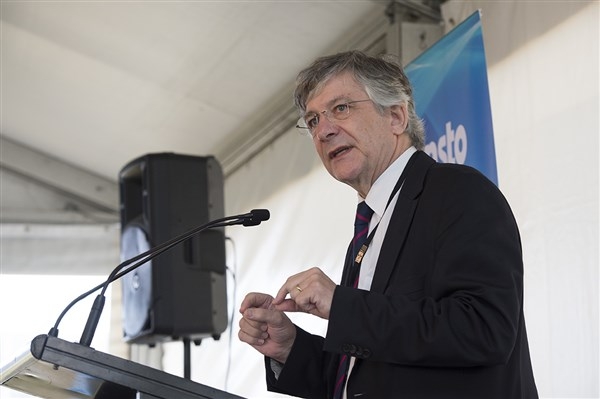 Lors d’une visite du ministre australien de l’Industrie, lan Macfarlane, sur le chantier de la future usine, Adi Paterson, CEO d’Ansto, a indiqué que l’Australie jouera un rôle leader dans la fabrication haut de gamme de produits destinés à la médecine nucléaire.