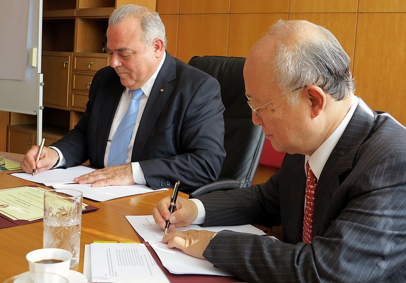 Yukiya Amano, directeur général de l’AIEA, et le professeur Statty Stattev (à gauche), recteur de l’Université d’économie nationale et mondiale de Sofia, ont signé un accord de collaboration le 30 juin 2014 à Sofia.