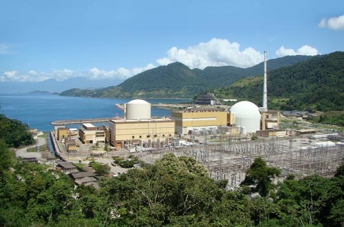 3-L-Mapps rüstet den Simulator des Kernkraftwerkseinheit Angra-2 (PWR, 1275 MW), rechts im Bild, auf.