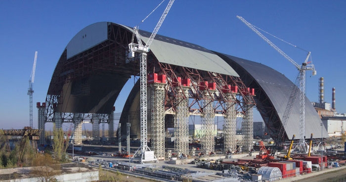 L’élément est du nouveau confinement de sûreté de la tranche 4 détruite de la centrale nucléaire de Tchernobyl est poussé vers l’élément ouest.