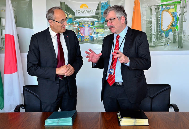 Nach der Unterzeichnungsfeier: Iter-Generaldirektor Bernard Bigot (links) im Gespräch mit Ansto-CEO Adi Paterson.