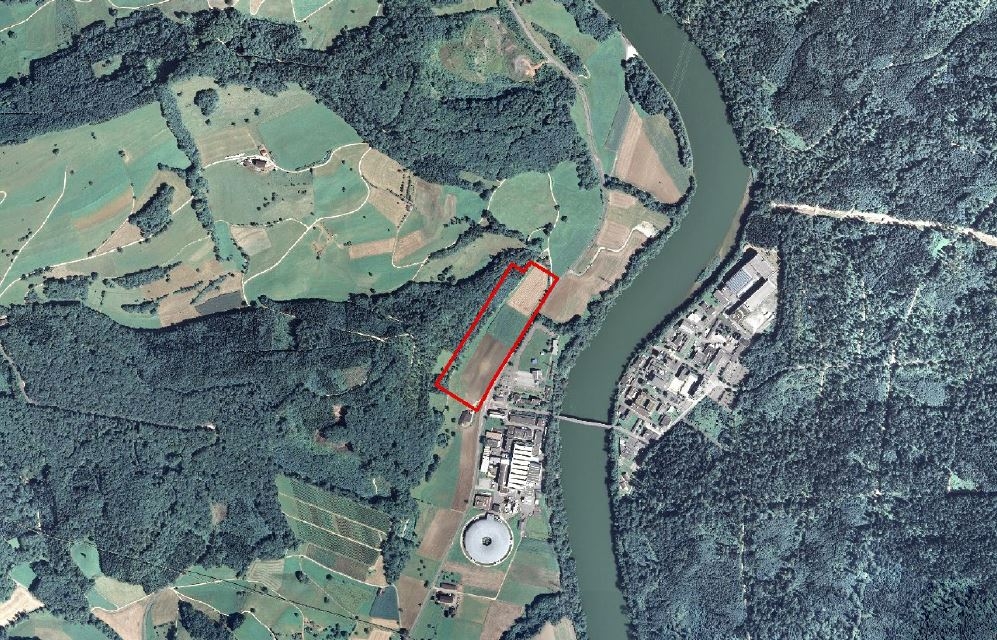 Orthophoto avec dimensions et emplacement du site d’implantation JO-3+ et représentation d’un dépôt combiné destiné aux déchets de faible et de moyenne activité (DFMR) ainsi qu’aux déchets de haute activité (DHR). La surface nécessaire pour les bâtiments de surface d’un dépôt qui accueillerait uniquement un DFMR serait moins importante.