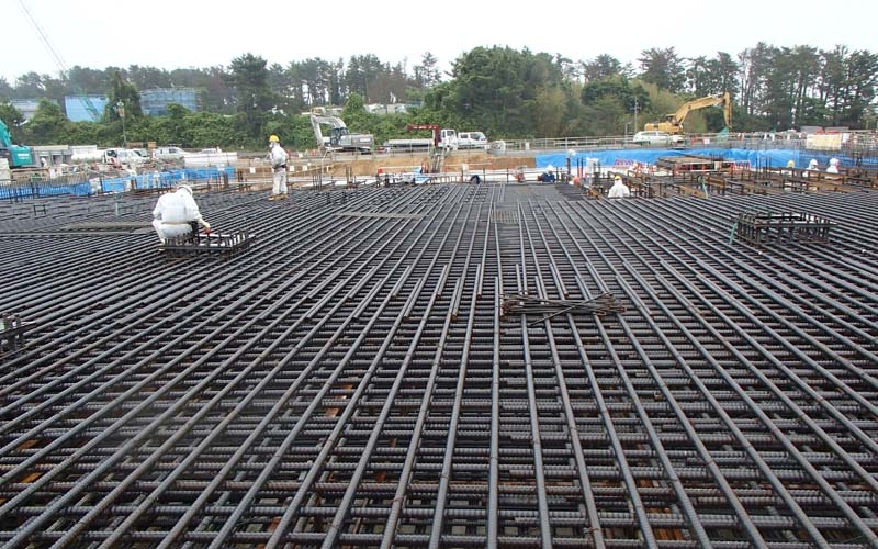 Le 26 juin 2013: pose des fers d’armature destinés aux fondations de la nouvelle installation d’incinération. Trois jours plus tard, début de la coulée des fondations.
