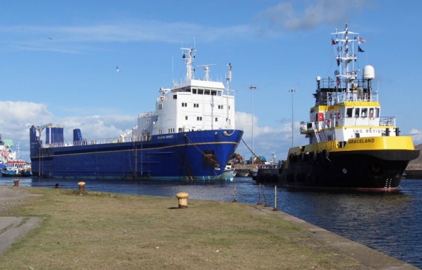 Das Frachtschiff «Atlantic Osprey» wird von seinem Anlegeplatz in Barrow-in-Furness nach Swansea geschleppt, wo es zerlegt und zu 95% wiederverwertet wird.