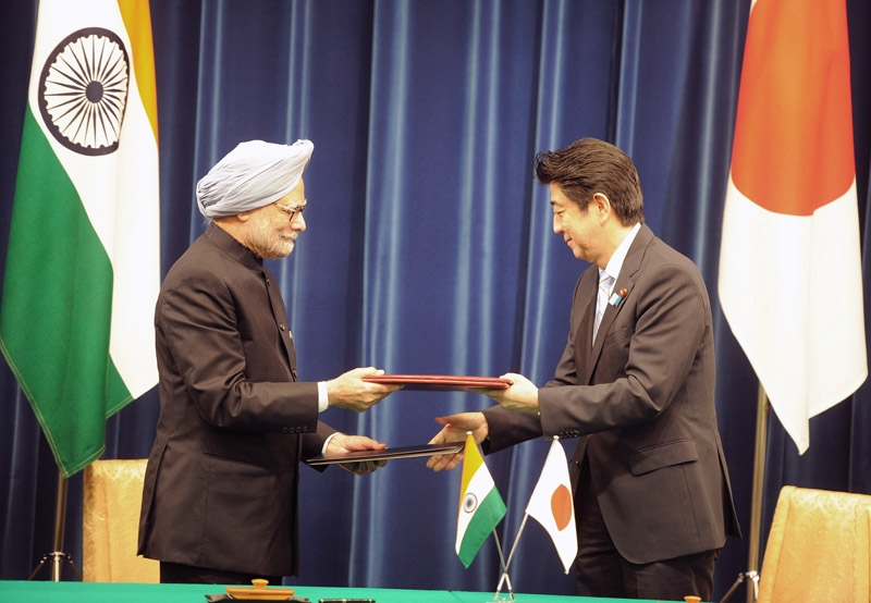 Der indische Premierminister Manmohan Singh und der japanische Premierminister Shinzo Abe tauschen in Tokyo die unterzeichneten Dokumente der Vereinbarungen aus.