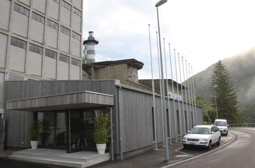 Le nouveau centre de visiteurs du Mont Terri a été inauguré le 5 septembre 2011 à St-Ursanne. Il peut accueillir 5000 personnes par an. Les visites guidées du laboratoire et l'exposition sont gratuites. Les personnes intéressées peuvent s'inscrire auprès de l'un des trois partenaires du consortium, swisstopo, IFSN ou Nagra.