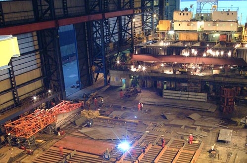 Die Schiffswerft Birkenhead ist in der Lage Module bis zu einem Gewicht von 5000 t herzustellen (im Bild die Montagehalle).