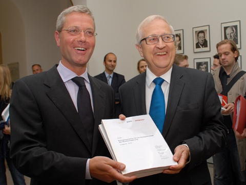 Prolongation de la durée de vie, bénédiction pour l&#39;économie allemande? – Norbert Röttgen (à gauche) et Rainer Brüderle, les deux représentants du gouvernement, pas vraiment d&#39;accord lors de la présentation d&#39;une nouvelle étude.