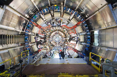 Vue à l&#39;intérieur du détecteur Atlas, d&#39;un poids de sept tonnes.
