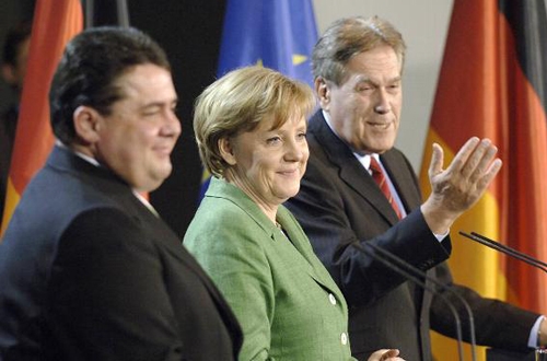 Energiegipfel im Bundeskanzleramt: Bundeskanzlerin Merkel mit ihren Ministern Glos (rechts) und Gabriel (links).
