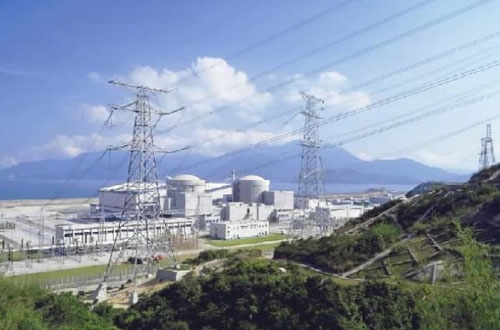 Les deux centrales déjà construites à Ling Ao, près de Hong Kong et de Guangzhou (Canton).