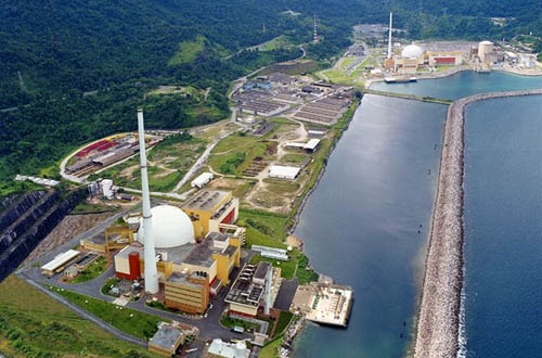 En plus de l&#39;achèvement d&#39;Angra 3 (montage photo à l&#39;avant-plan), le Brésil projette la construction de quatre nouvelles tranches nucléaires.