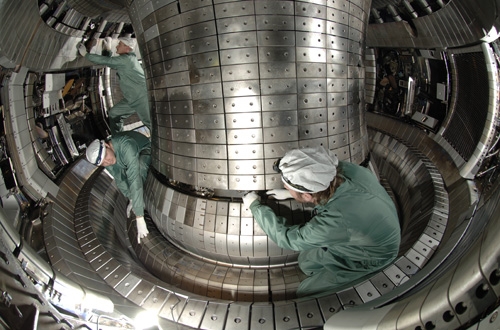 Des plaques recouvertes de tungstène sont montées dans la cuve du plasma du tokamak Asdex Upgrade.