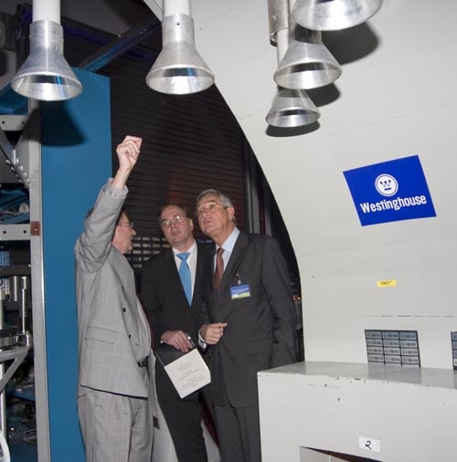 Erklärungen am Modell eines Reaktordruckbehälterdeckels: (v.l.n.r.) Bruno Goor (Westinghouse), Hans Freudenberg (Wirtschaftsministerium Baden-Württemberg) und Franz Luzius (Industrie- und Handelskammer Mannheim).