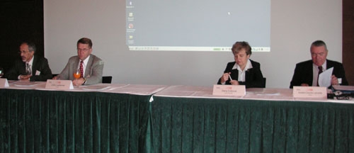 Assemblée d&#39;automne de Wenra à Lucerne: les normes de sûreté des réacteurs devraient être harmonisées en Europe d&#39;ici 2010. De gauche à droite: Ulrich Schmocker (DSN, Suisse), Jukka Laaksonen (STUK, Finlande), Dana Drábová (SUJB, République tchèque), André-Claude Lacoste (ASN, France)
