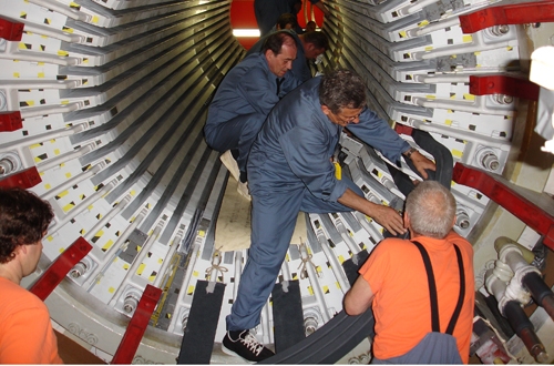 Kernkraftwerk Leibstadt: Einbau der Unterlagenstäbe in den Stator.