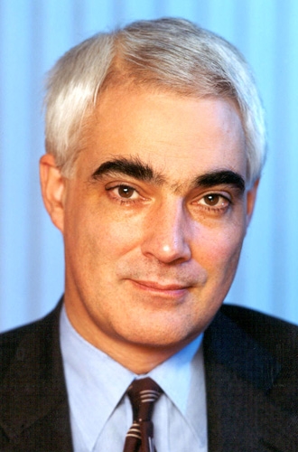 Der britische Industrieminister Alistair Darling zum Energy Review: «Wir stehen vor zwei grossen Herausforderungen, dem Klimawandel und dem Bedürfnis, zuverlässige und sauberere Energie kostengünstig bereitzustellen. Unsere Analyse zeigt, dass neue Kernkraftwerke - zusammen mit anderen CO[sub]2[/sub]-armen Energiequellen - einen Beitrag zur Reduzierung der Kohlenstoffemissionen und der Auslandsabhängigkeit liefern können.»