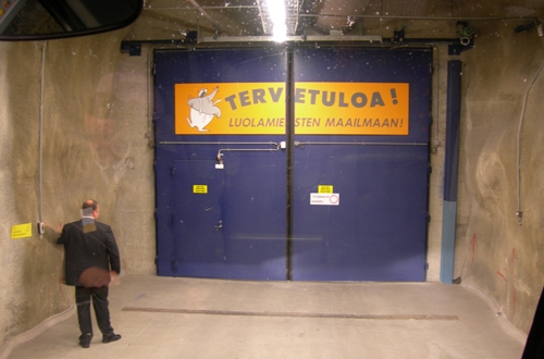 Eingang zum geologischen Tiefenlager für schwach- und mittelaktive Abfälle. Auf dem Schild steht: «Willkommen in der Welt der Höhlenmenschen».