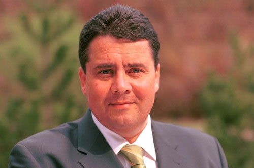 Der SPD-Politiker Sigmar Gabriel ist neuer Bundesminister für Umwelt, Naturschutz und Reaktorsicherheit. Der ehemalige Ministerpräsident Niedersachsens meinte in einem Interview mit der deutschen Zeitung «Die Zeit» vom 24. November 2005 zur Frage, was die schwarz-rote von der rot-grünen Umweltpolitik unterscheide: «Stärker als die Vorgängerregierung will ich die technologische Seite der Umweltpolitik betonen. Man kann zwar aus der Atomenergie