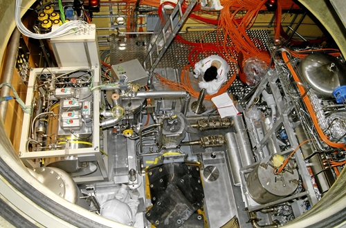 Das flüssige Metall wird zu Beginn des Megapie-Experiments durch das dicke, isolierte Rohr (Bildmitte) ins Target eingefüllt.