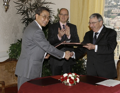 Kaname Ikeda, Fürst Albert II (Mitte) und Jean Paul Proust nach der Unterzeichnung des Partnerschaftsabkommens.