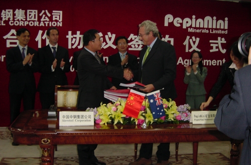 Norman Kennedy, Vorsitzender der PepinNini Minerals Limited, und Li Zhimin, Vizepräsident der Sinosteel Corporation, nach der Unterzeichnung des Investitions- und Kooperationsabkommens.
