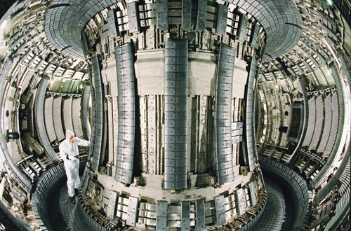 Die bisher weltweit grösste Fusionsanlage: das europäische Gemeinschaftsexperiment Jet in Culham, Grossbritannien