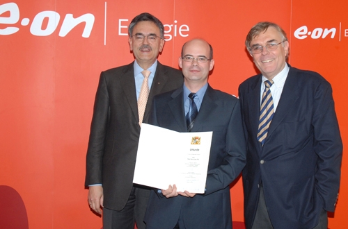 Prof. Herrmann, Präsident der Technischen Universität München, Dr. Macián-Juan, Professor am Lehrstuhl Nukleartechnik der TU München und Dr. Hohlefelder, Mitglied des Vorstandes der E.ON Energie (v.l.n.r) anlässlich der Einrichtung des E.ON Energie-Lehrstuhls Nukleartechnik an der TU München.