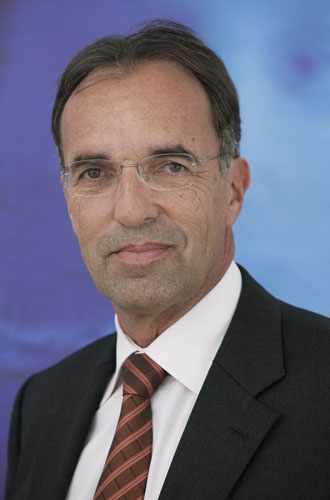 Martin Pfisterer, Dr. iur., Fürsprecher und Notar/Eidg. dipl. PR-Berater, war im Bundesamt für Raumplanung als Sektionschef tätig, bevor er Mitte 1987 in die BKW eintrat. Pfisterer ist Mitglied der erweiterten BKW-Geschäftsleitung und Leiter Konzern- und Markenkommunikation sowie der neuen erneuerbaren Energien.
