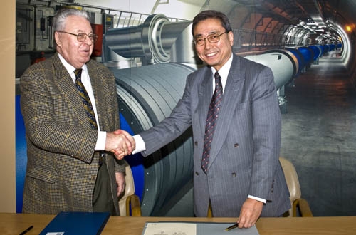 Robert Aymar, Generaldirektor des Cern, und Kaname Ikeda, Generaldirektor der Iter-Organisation, nach der Unterzeichnung des Kooperationsabkommens am Cern.
