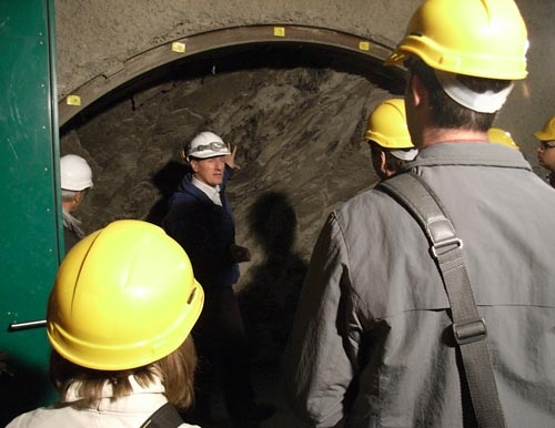 «Les minéraux d'argile gonflent lors d'une pénétration d'eau ce qui colmate les fissures.» Paul Bosshart, directeur du projet «Mont Terri» de swisstopo, explique aux journalistes, dans les galeries du laboratoire, les propriétés de l'argile à Opalinus.