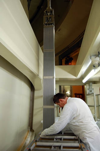 Stockage à sec d'un assemblage combustible dans le bâtiment réacteur de la centrale nucléaire de Gösgen.