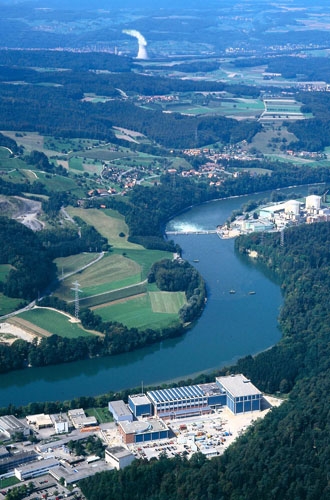 Blick über Zwilag (Vordergrund), Beznau und Leibstadt: Auch in Zukunft wird der Mindestabstand der Flugrouten zu Kernanlagen gewährleistet.