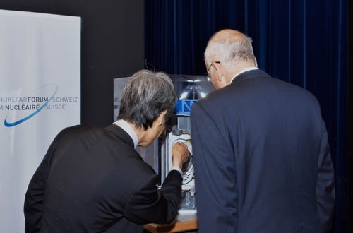 Prof. Minh Quang Tran (links) erklärt Bundespräsident Couchepin den Fusionsreaktor Iter am Modell.