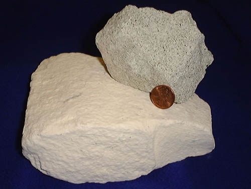 La plupart des zéolites sont de couleur blanche mais peuvent aussi, en combinaison avec d'autres apports, présenter une coloration jaune, brunâtre ou rose. Le système de leurs cristaux est monoclinique, orthorhombique ou cubique.