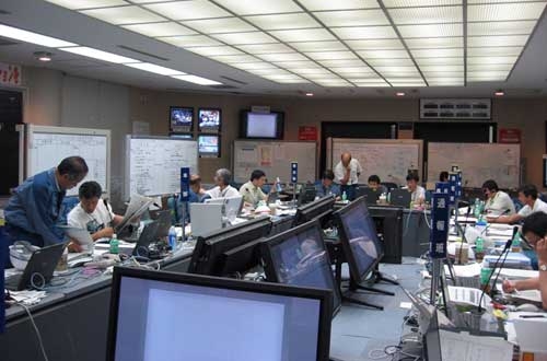 Des employés travaillent dans la zone de protection d&#39;urgence de Kashiwazaki-Kariwa: ils essaient de déterminer l&#39;ampleur des dégâts du tremblement de terre et établissent un catalogue de mesures immédiates.